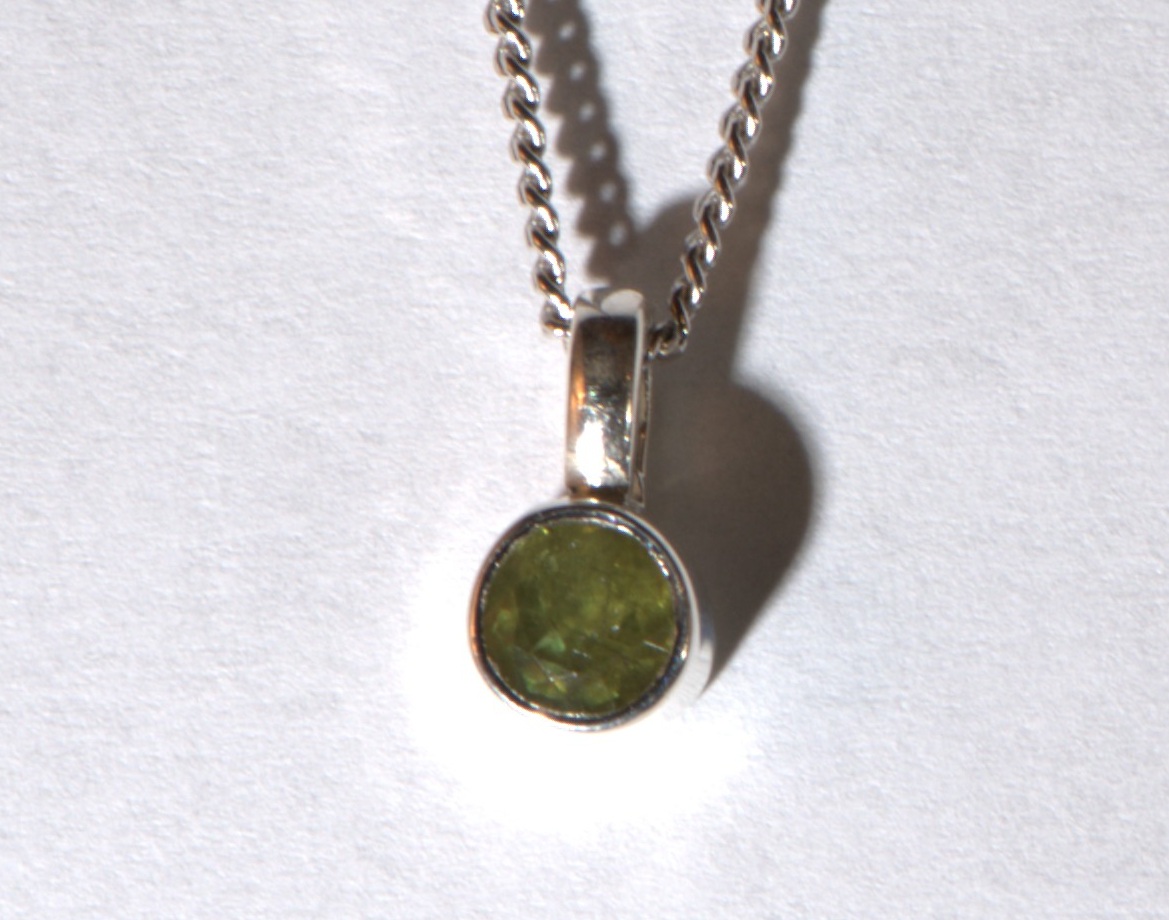 Feiner Sphenanhänger (Titanit)